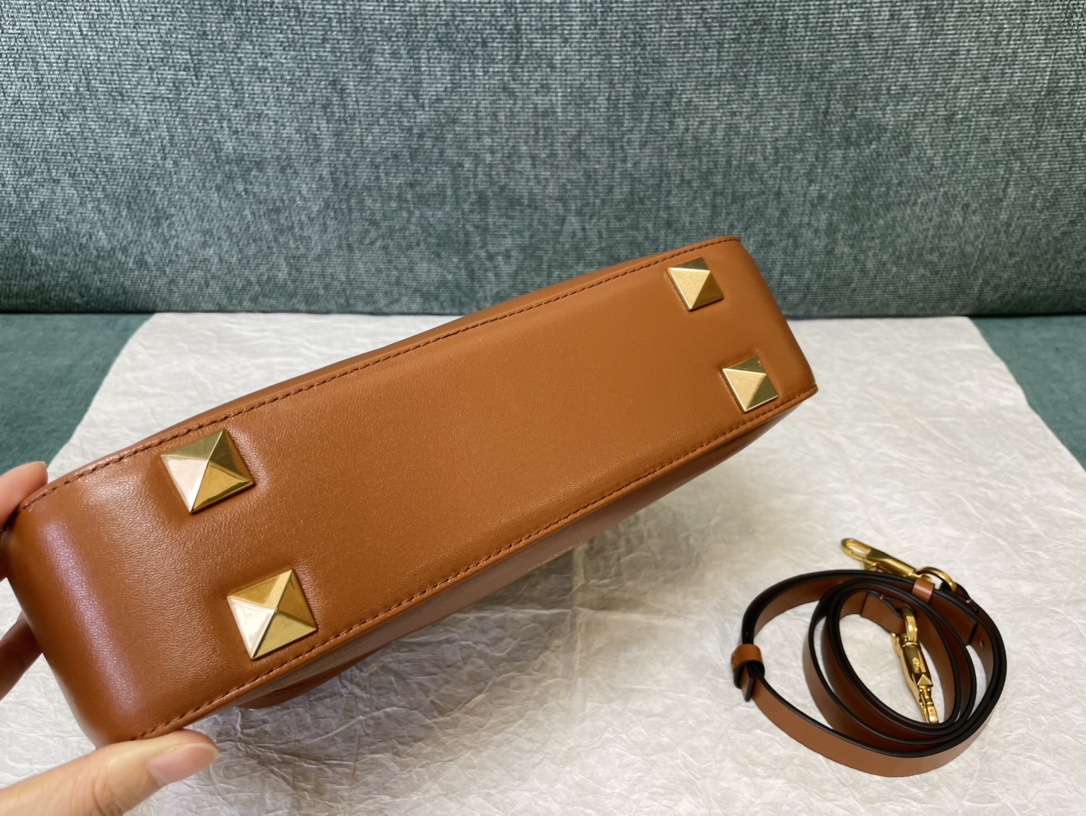 Va1e*ntin0 garavani studsign-28*22*7cm