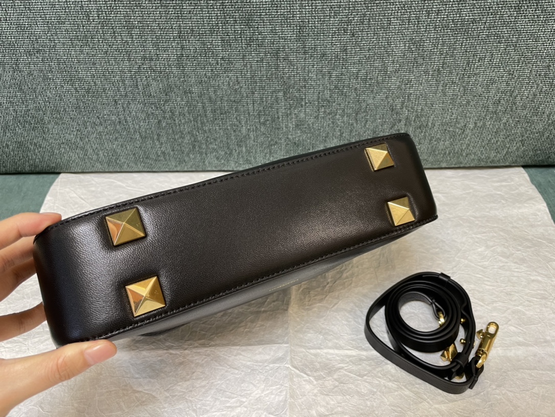 Va1e*ntin0 garavani studsign-28*22*7cm