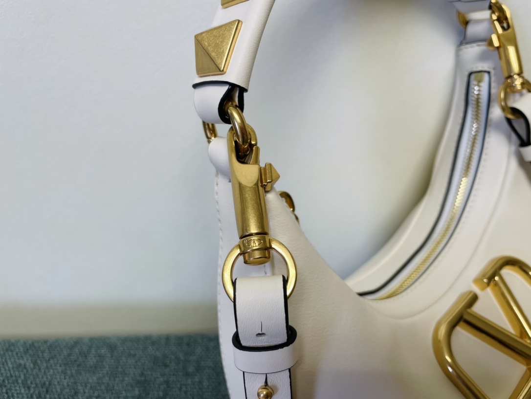 Va1e*ntin0 garavani studsign-26*30*7cm