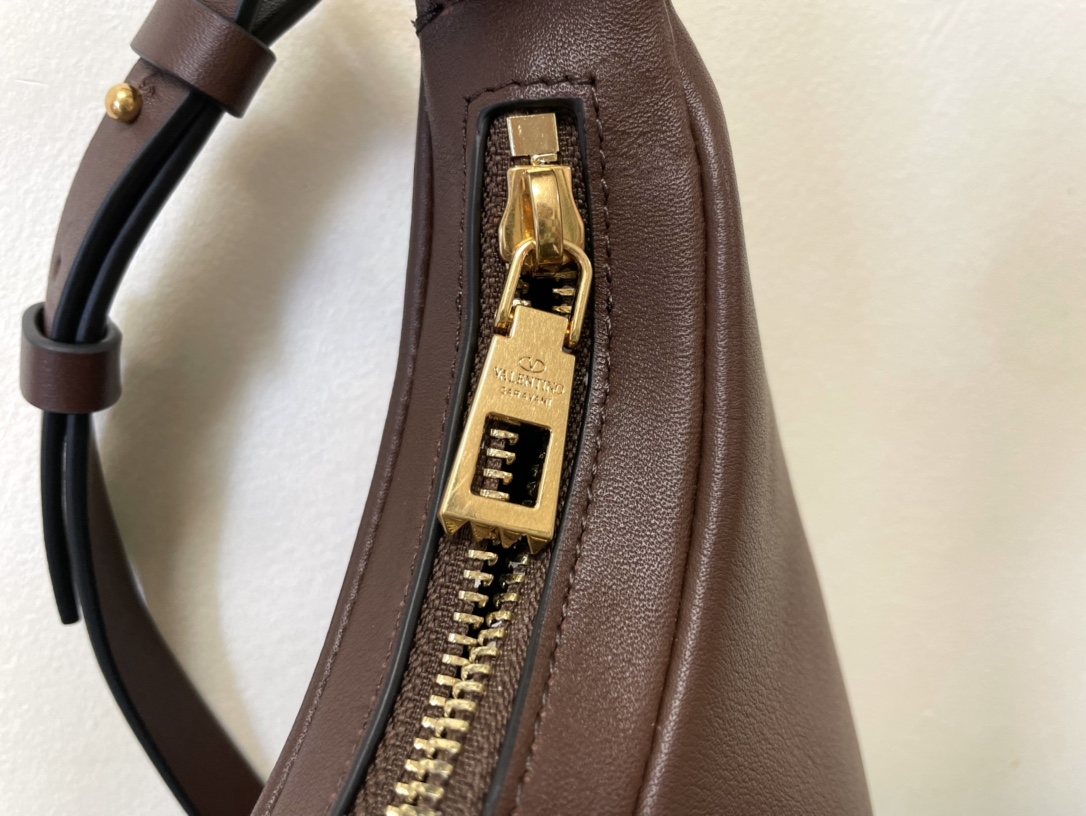 Va1e*ntin0 garavani studsign-26*30*7cm