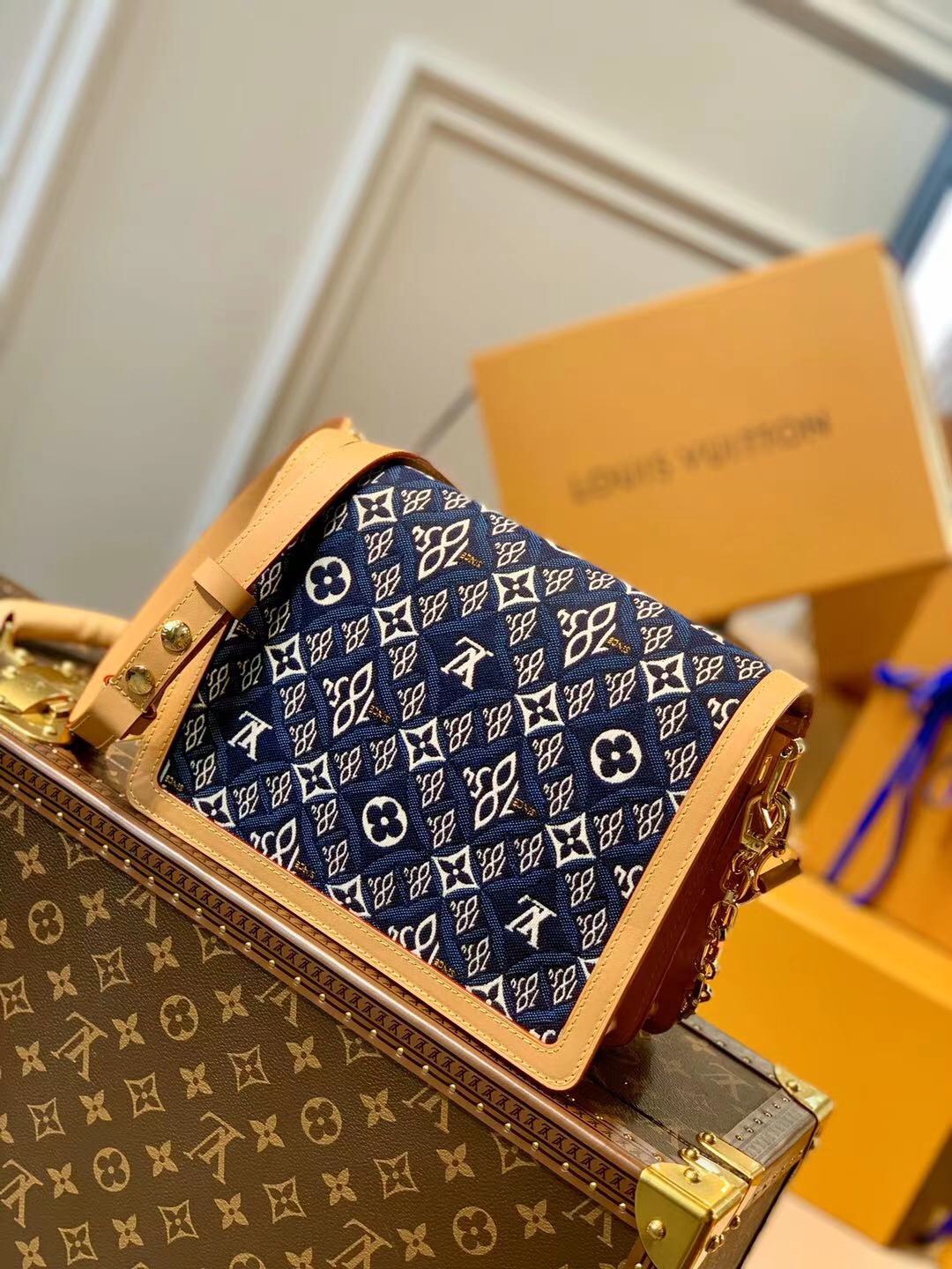 l0*is V*t0n since 1854 dauphine-25*17*10.5cm