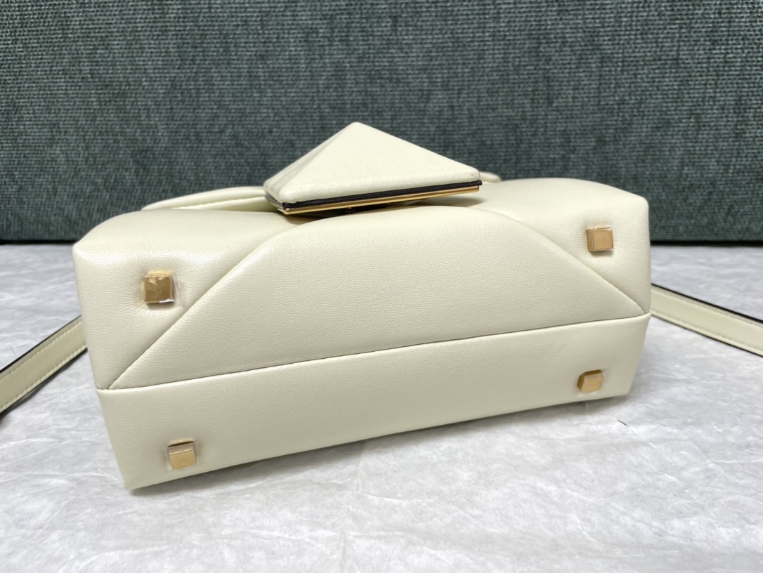 valentin0 Va1e*ntin0 one stud-20x13x8.5cm