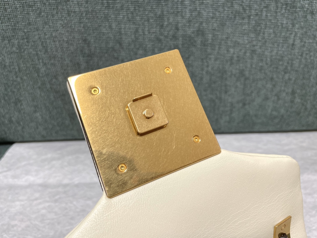 valentin0 Va1e*ntin0 one stud-20x13x8.5cm