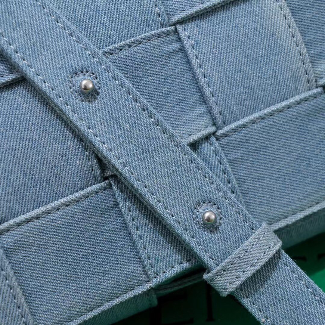 bo*te*ga Ve*ne*ta cassette bag-23x15x6cm