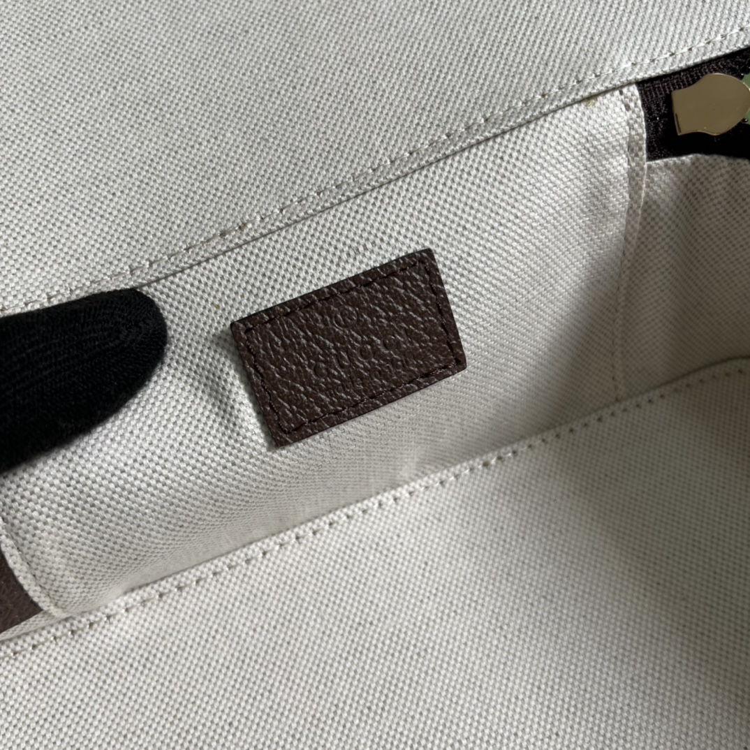 G*u*i pouch-22*8*19.5cm