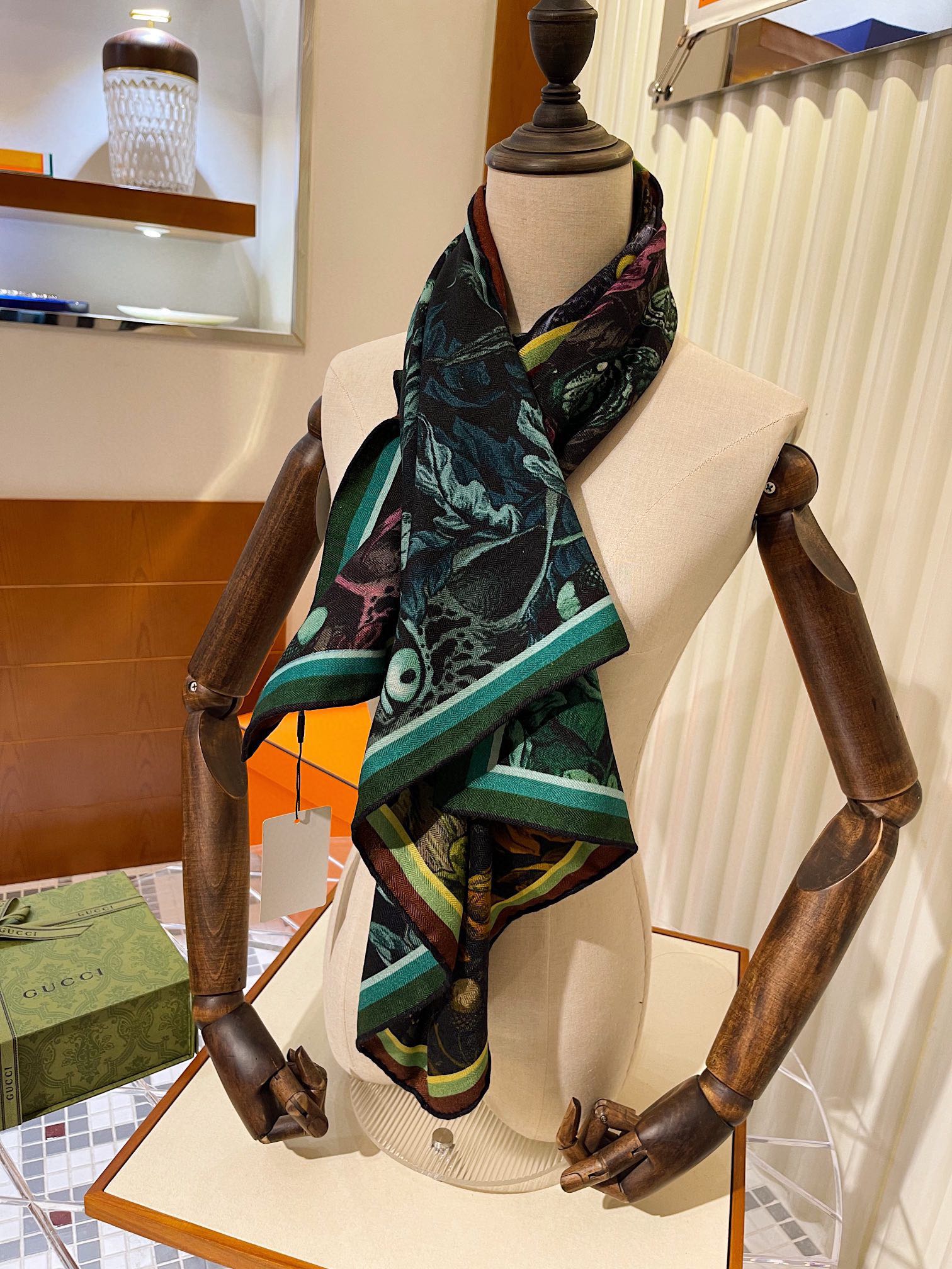 G*u*i shawls-110*110cm