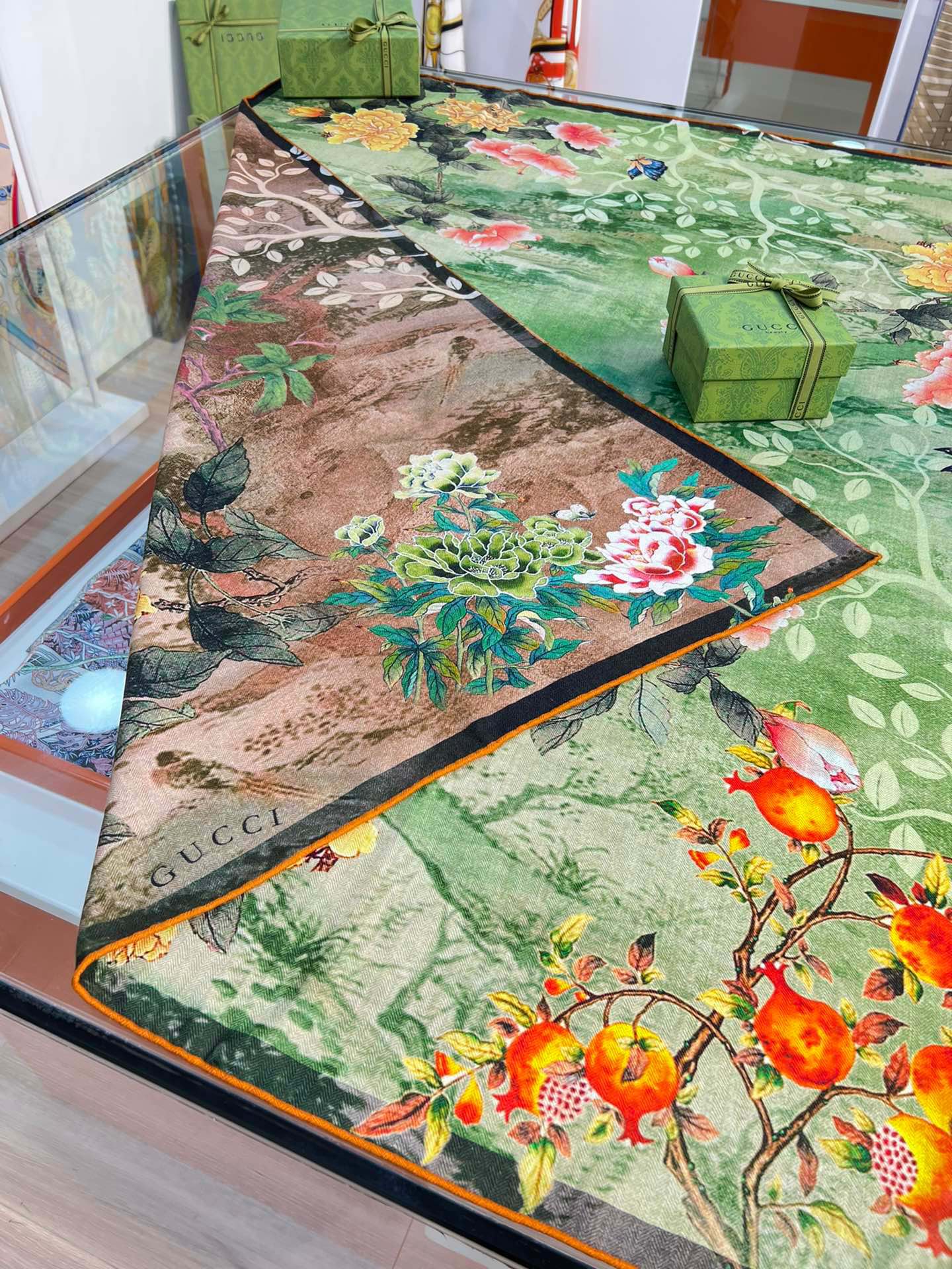 G*u*i shawls-140*140cm