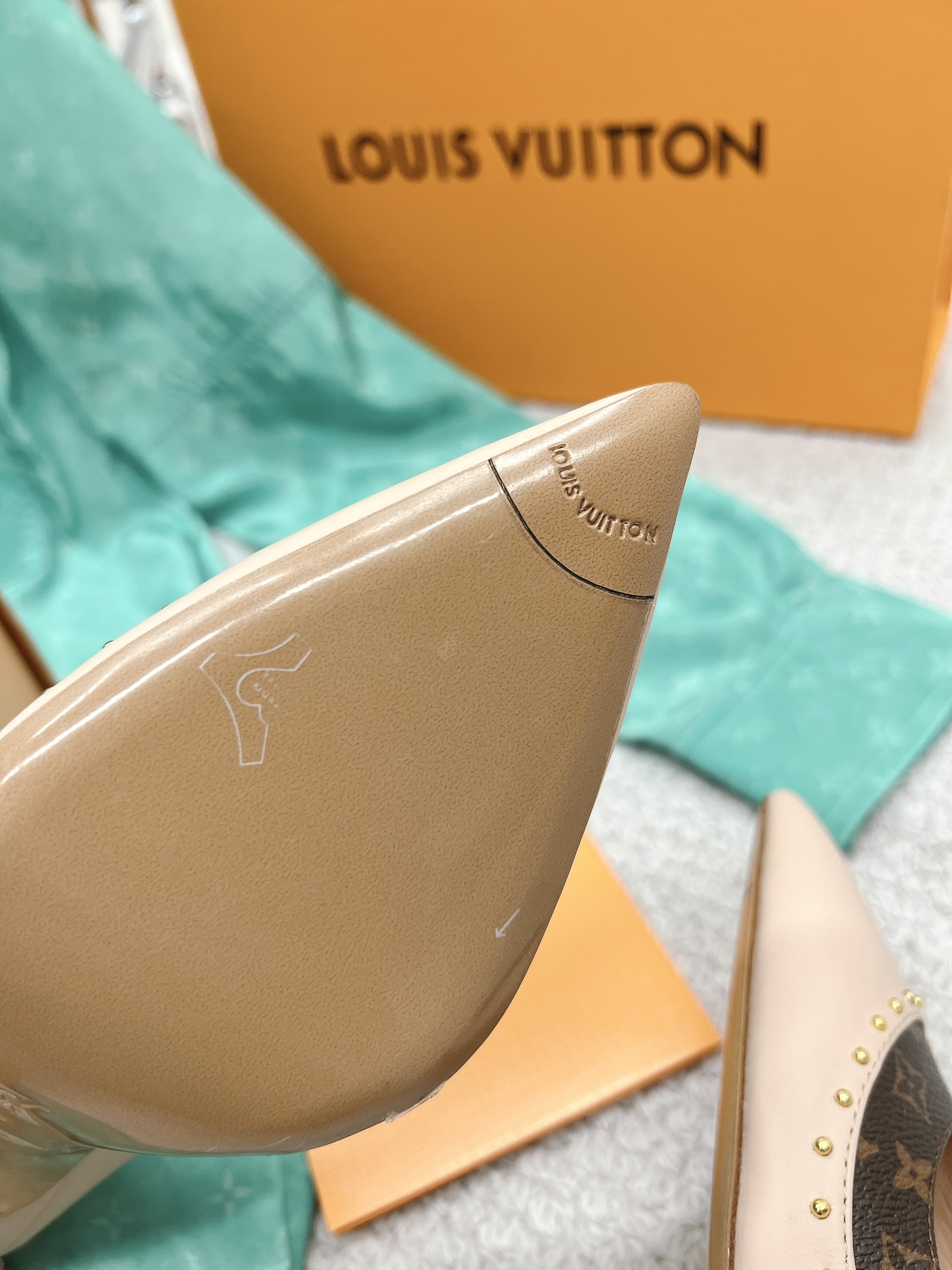 l0*is V*t0n heel-10.5cm