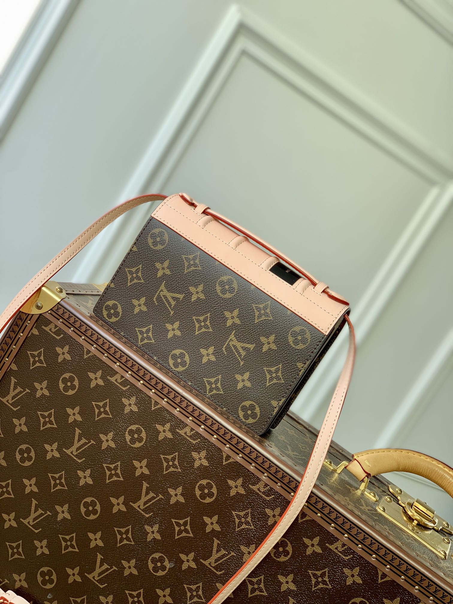 l0*is V*t0n book chain wallet-20 x 14 x 4cm