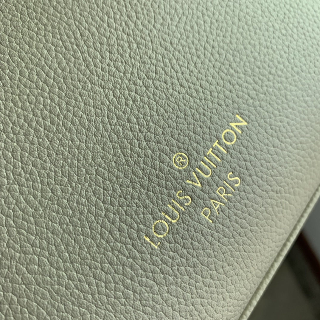 l0*is V*t0n on my side tote bag-25*20*12cm