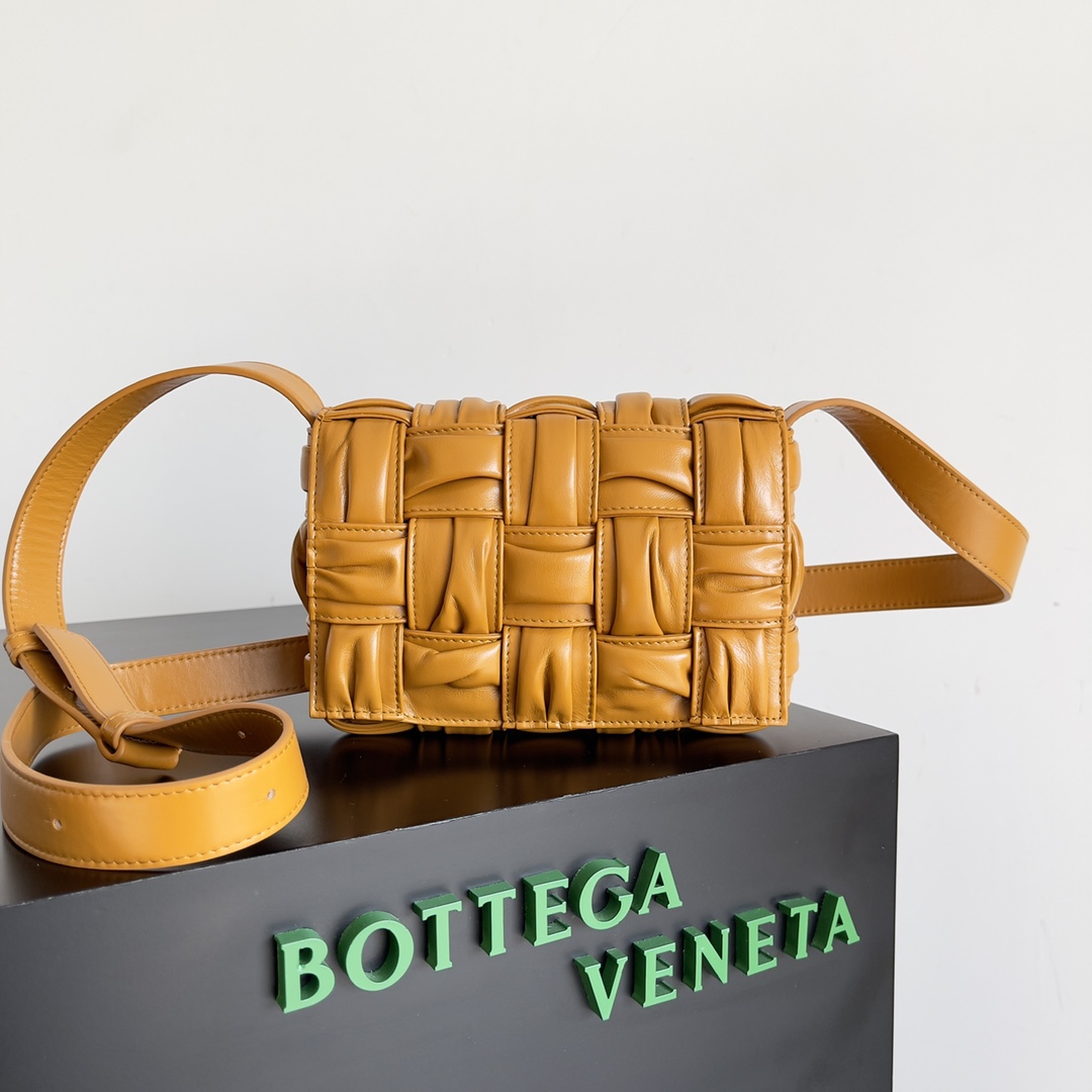 bo*te*ga Ve*ne*ta cassette bag-19*4*12cm