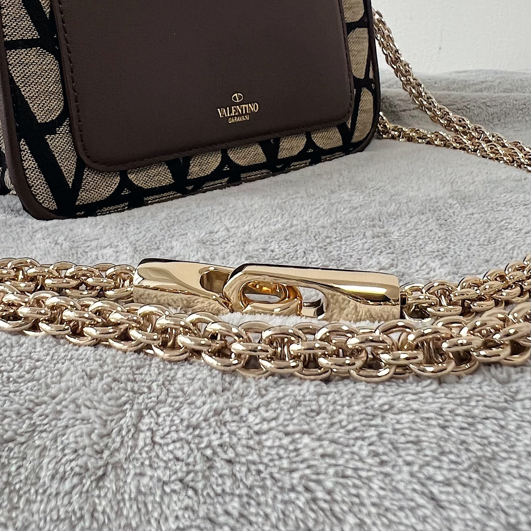 Va1e*ntin0 garavani mini loc-20x 11x5cm