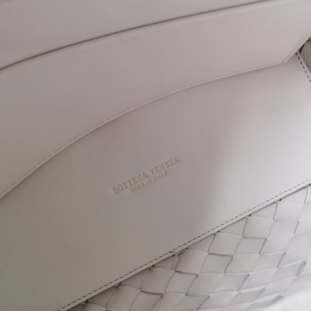 bo*te*ga Ve*ne*tatote-22*25*10.5cm