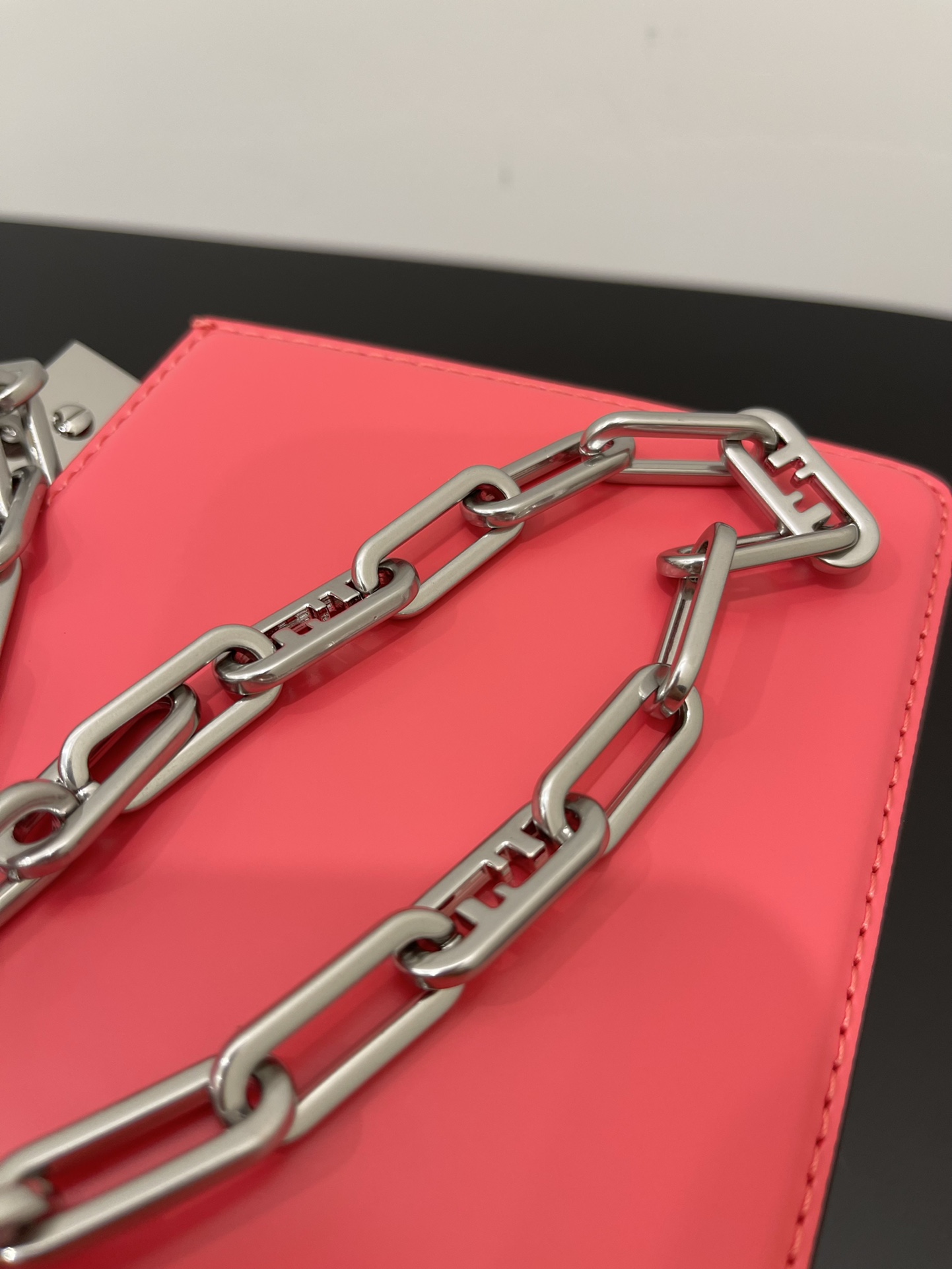 F**di peekaboo iseeu-20.5x11x14cm