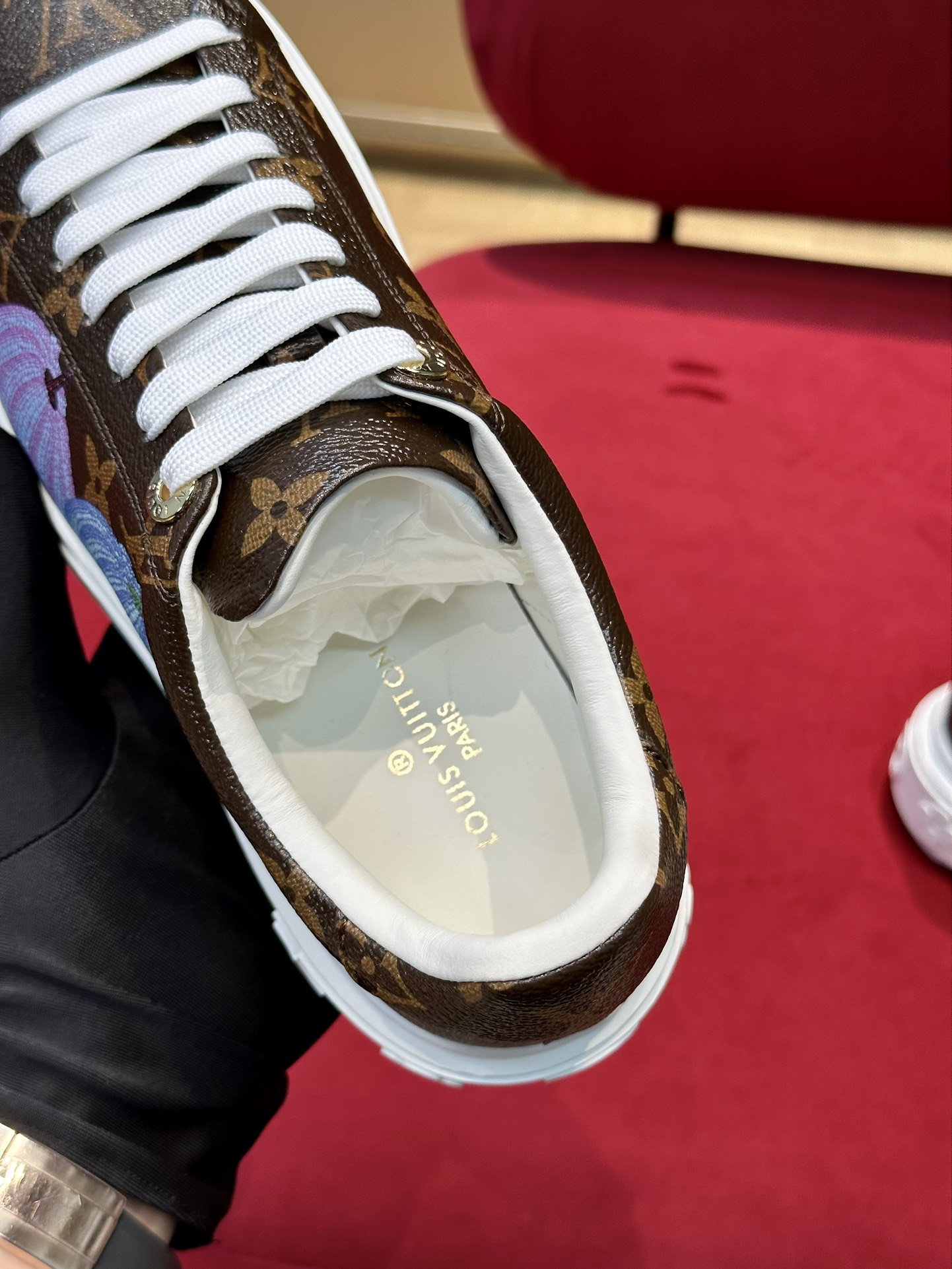 l0*is V*t0n time out sneaker