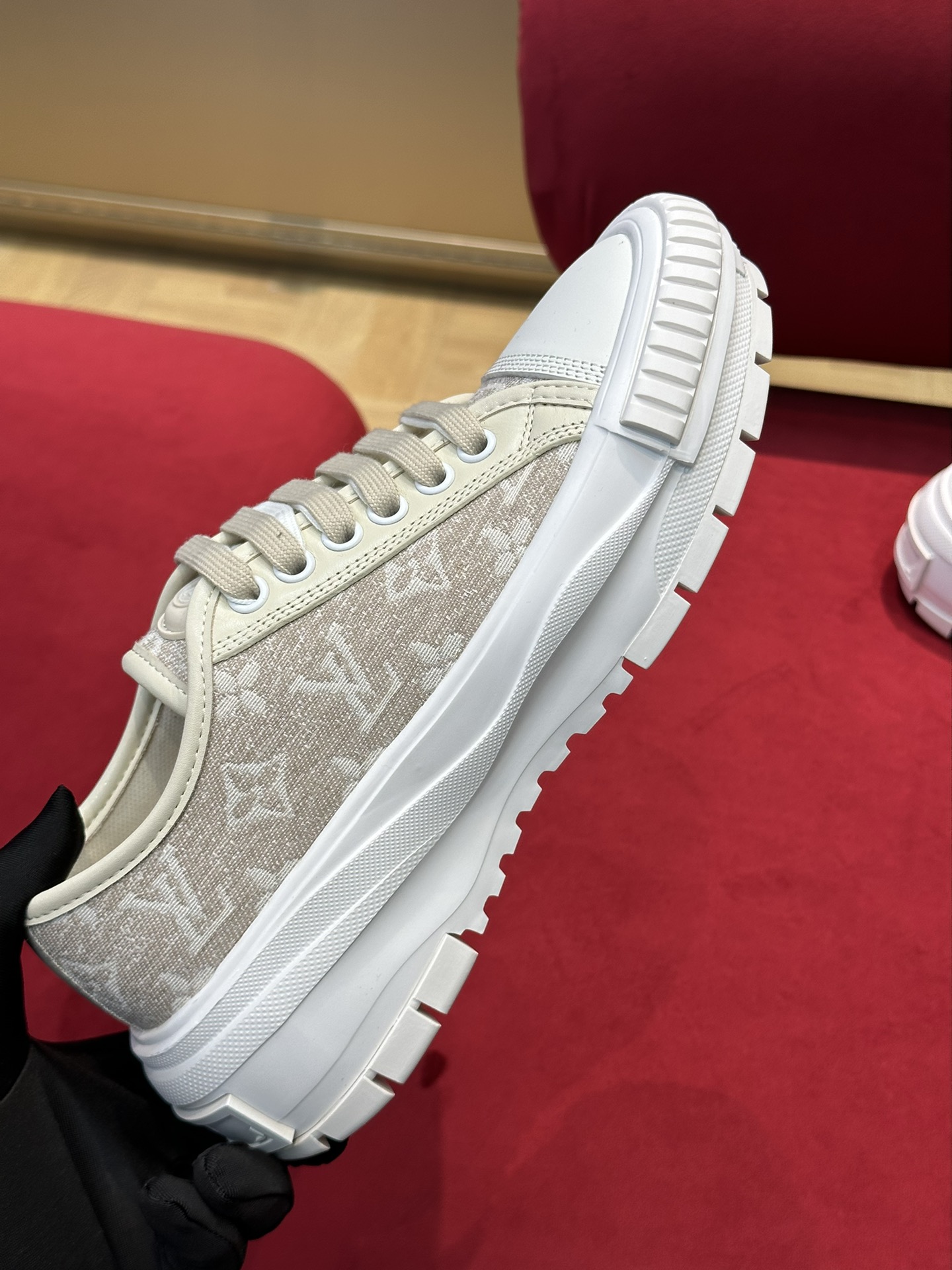 l0*is V*t0n squad sneaker