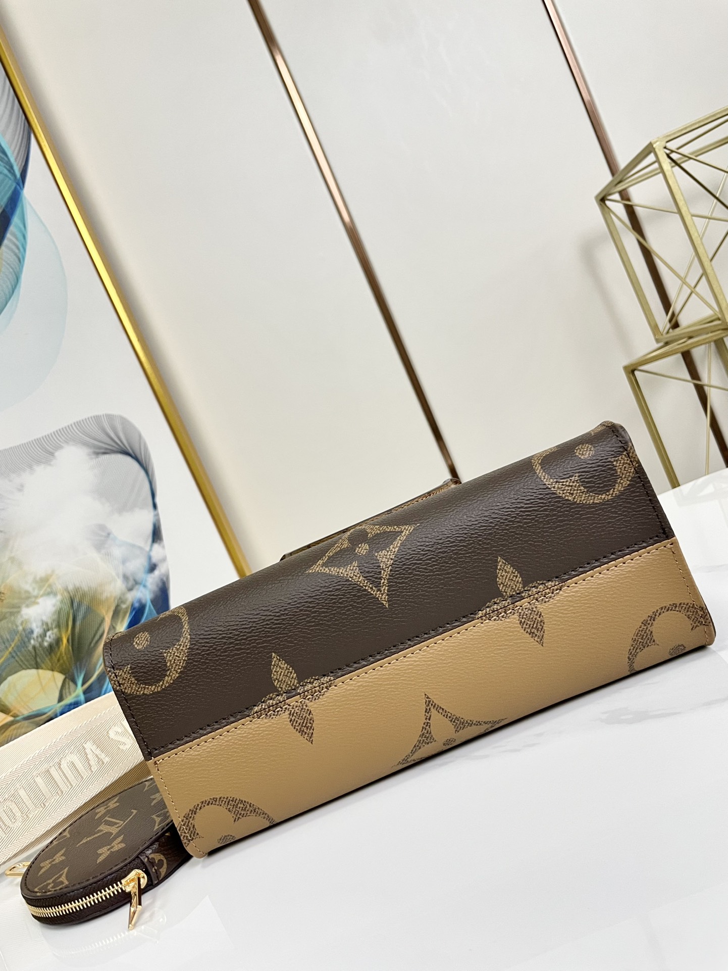 l0*is V*t0n onthego handbag-25*19*11.5 cm