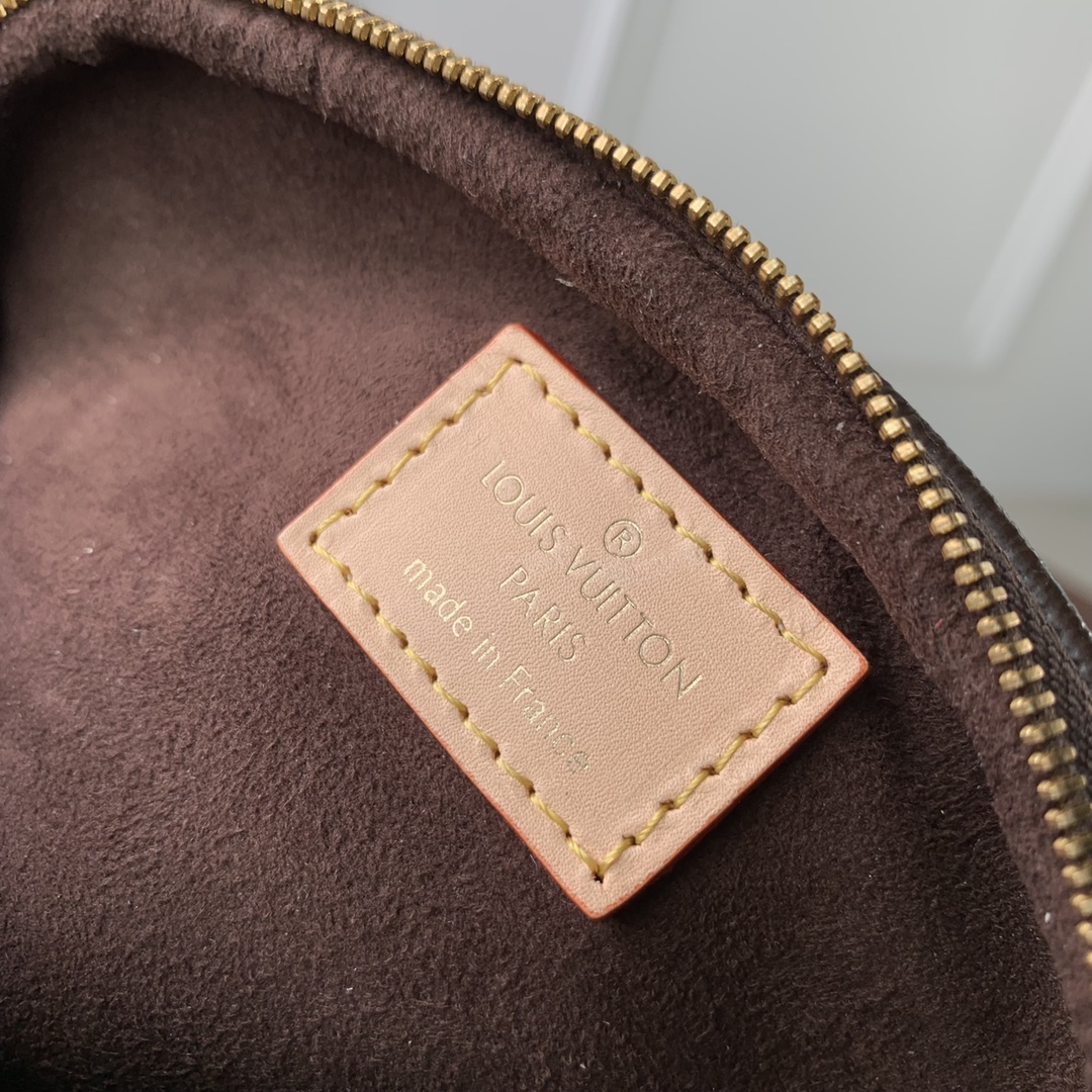 l0*is V*t0n mini bumbag-17 x 12 x 9.5cm