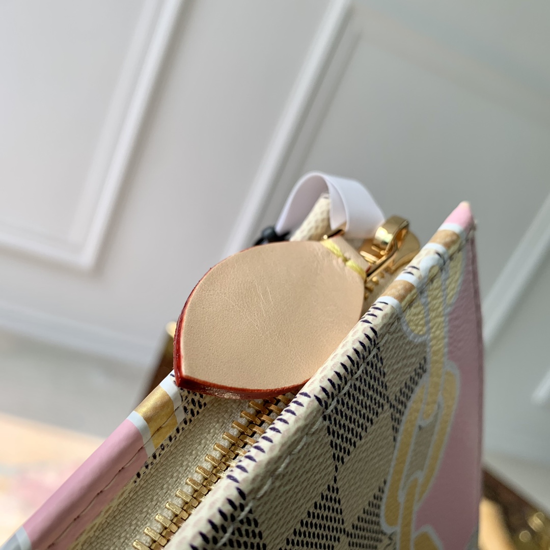 l0*is V*t0n toiletry pouch on chain-25 x 20 x 5.5cm