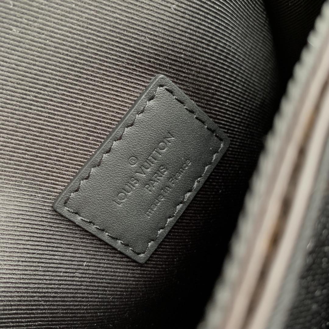 l0*is V*t0n s-lock vertical wearable handbag-12*19*7cm