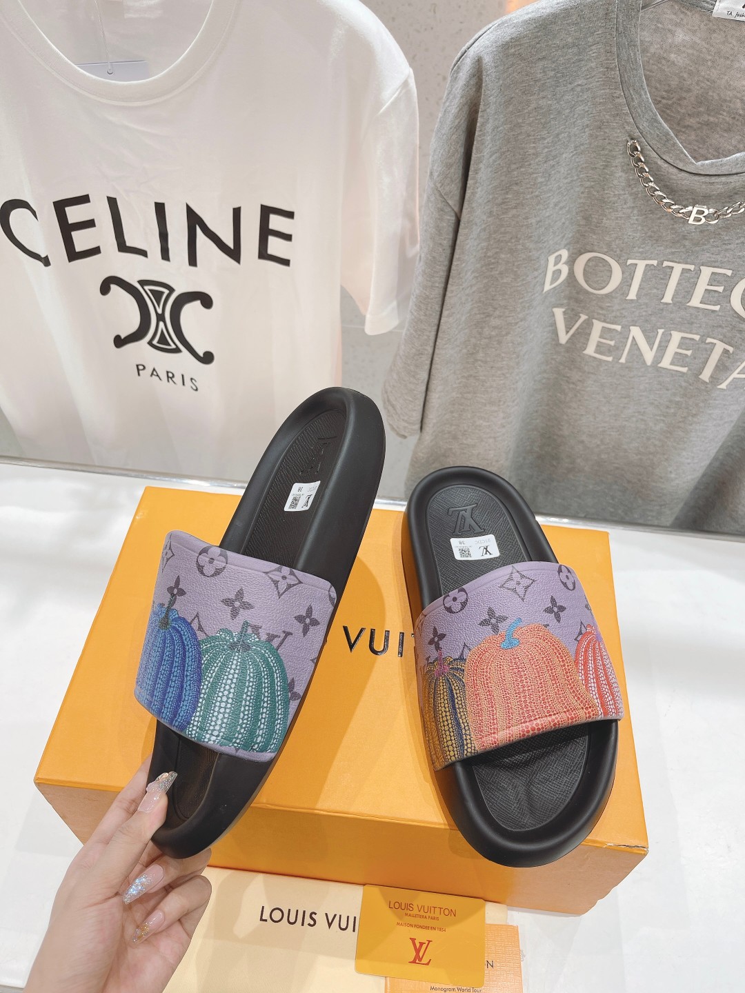 l0*is V*t0n slippers