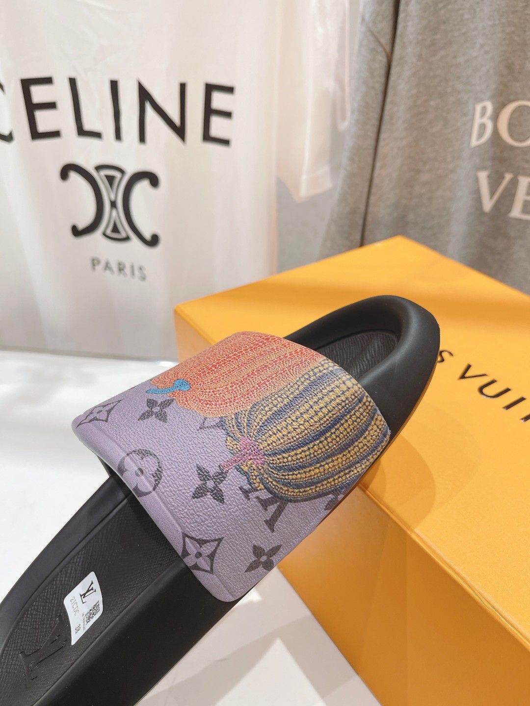 l0*is V*t0n slippers