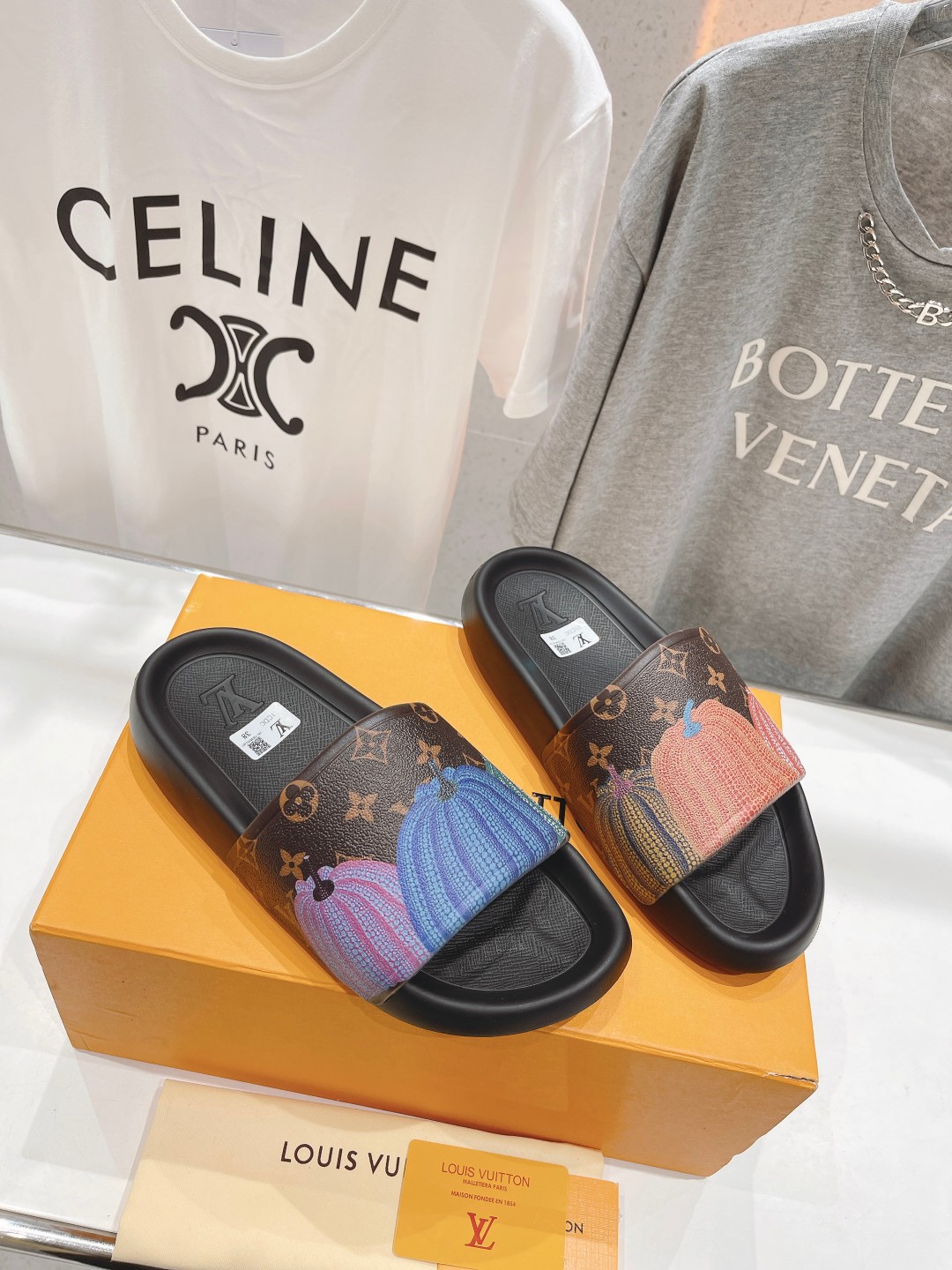 l0*is V*t0n slippers