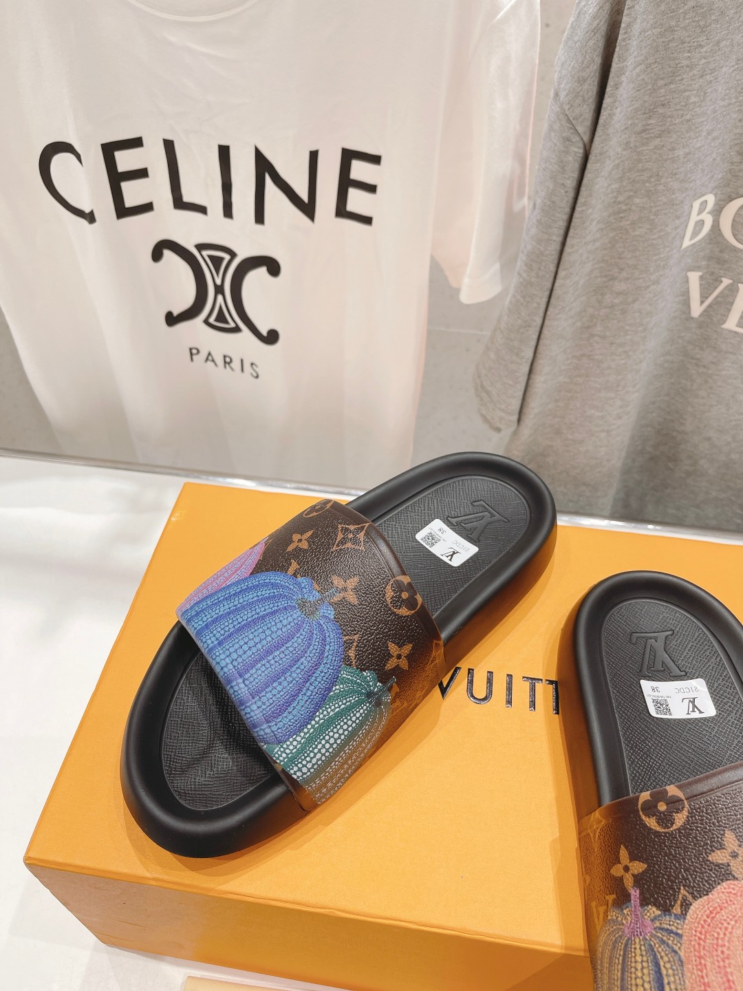 l0*is V*t0n slippers