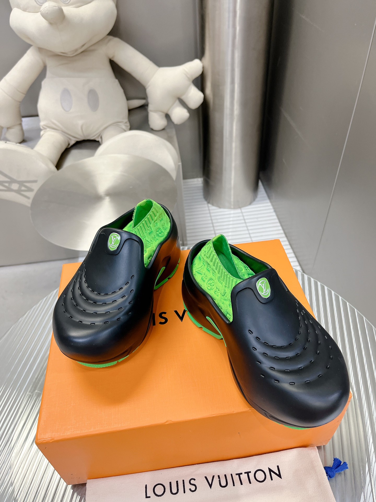 l0*is V*t0n shark clog slippers(eu35-40)