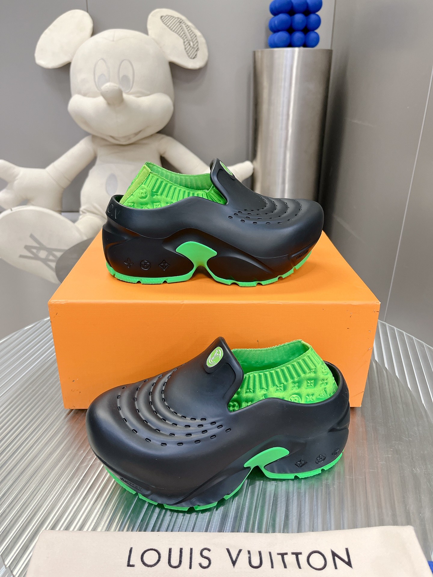 l0*is V*t0n shark clog slippers(eu35-40)