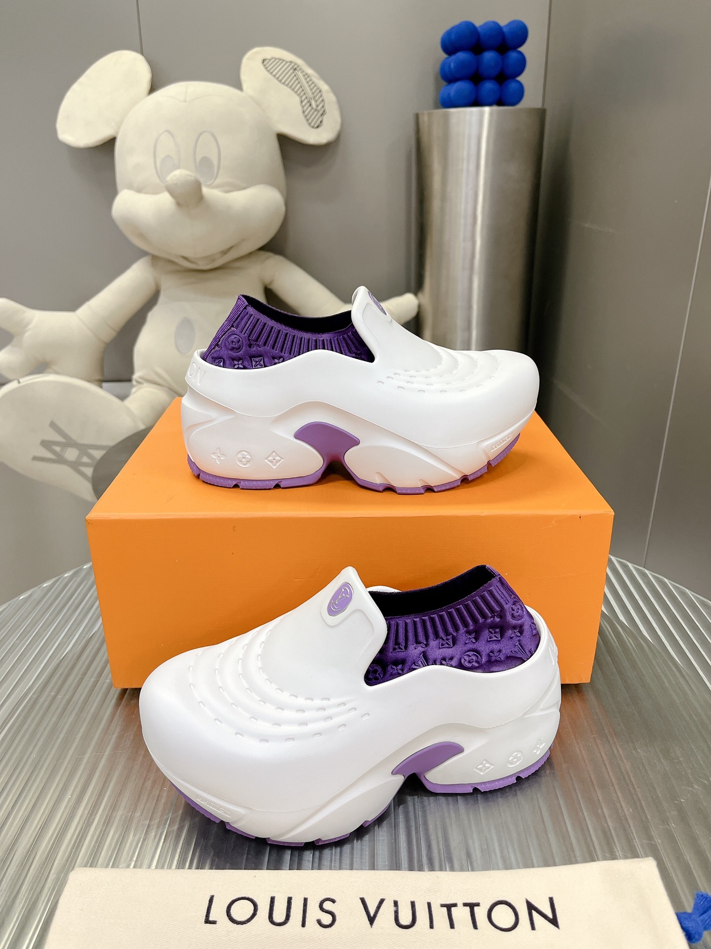 l0*is V*t0n shark clog slippers(eu35-40)