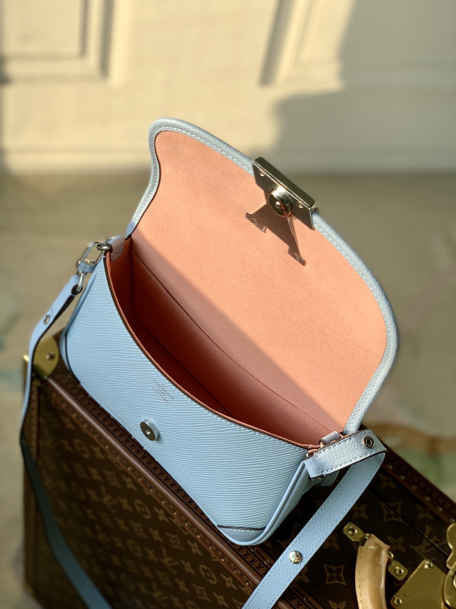 l0*is V*t0n buci handbag-24.5 x 15.5 x 9cm