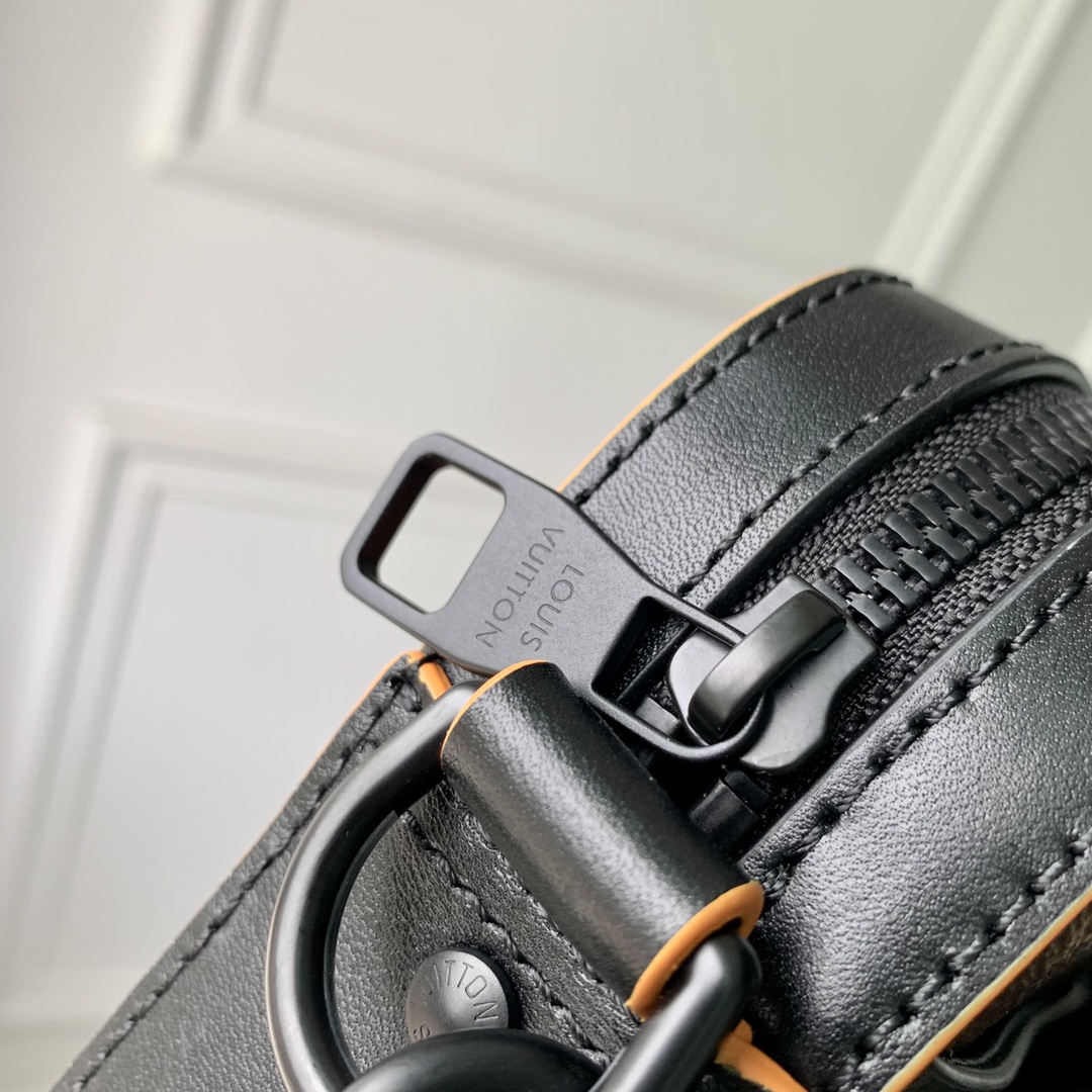 l0*is V*t0n trio messenger bag -m22481-25 x 18.5 x 7cm