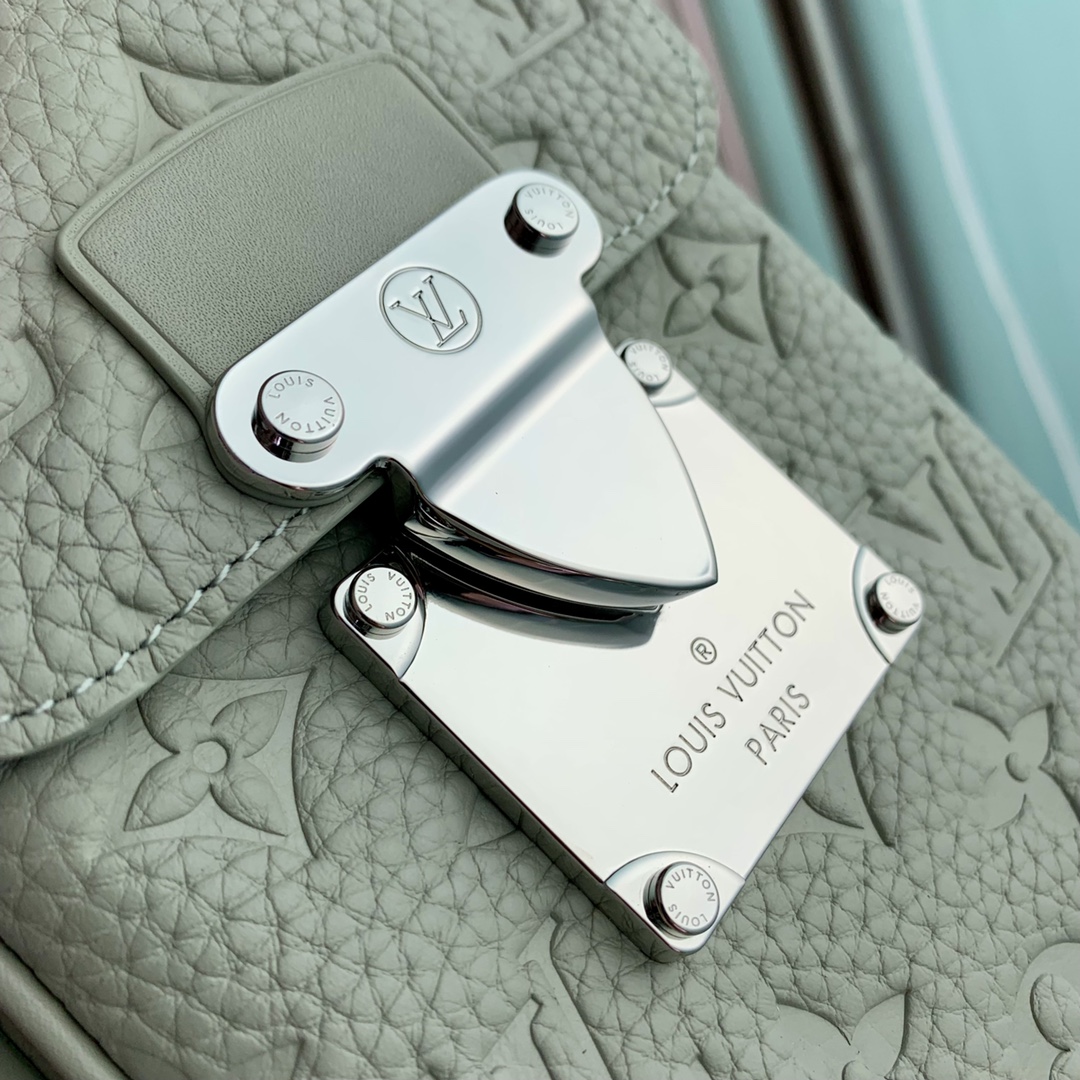 l0*is V*t0n s-lock vertical wearable handbag-12*19*7cm