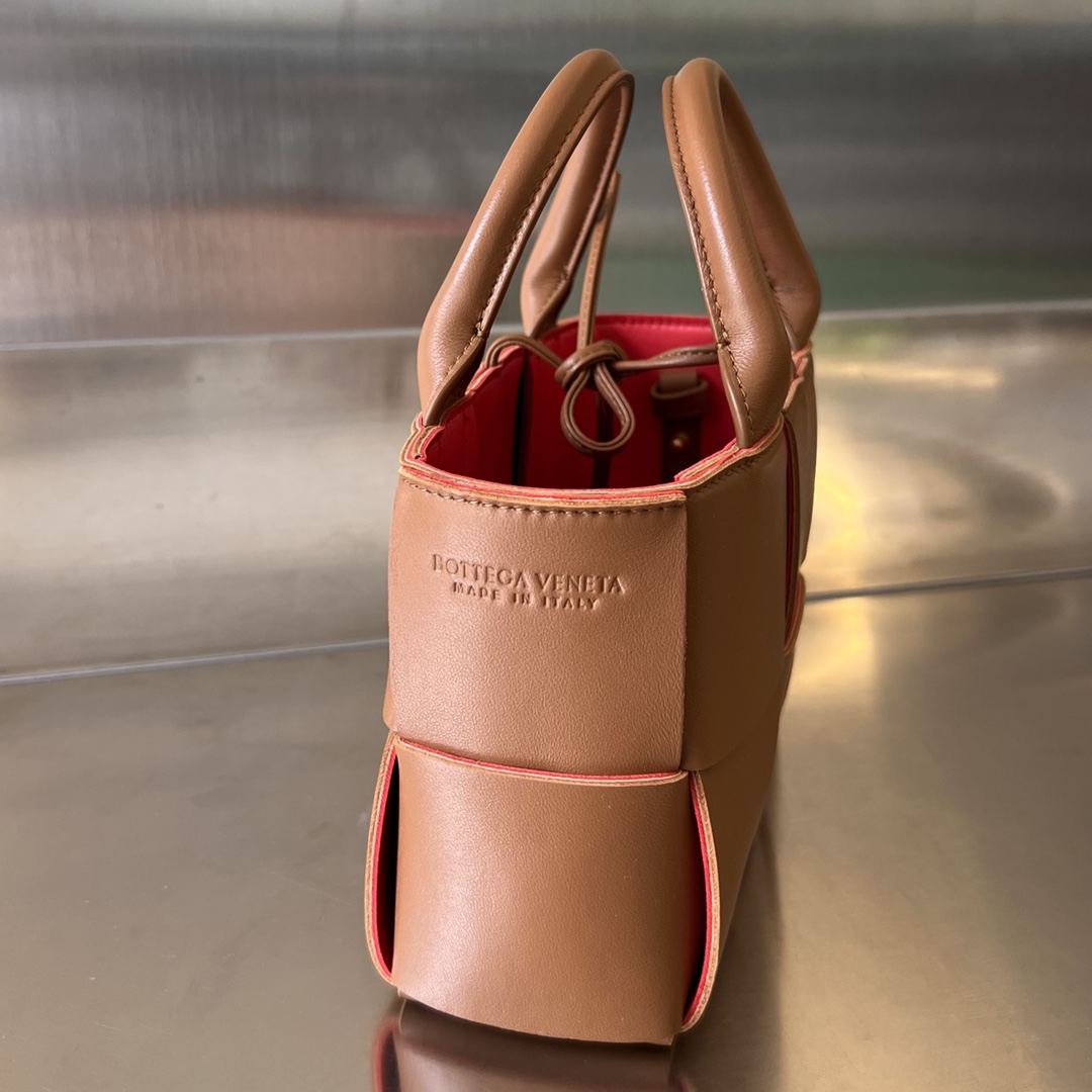 bo*te*ga Ve*ne*ta arco bag