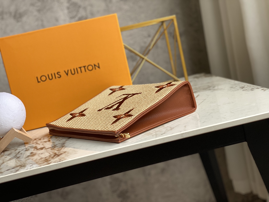 l0*is V*t0n pouch-25x 20 x 5.5cm