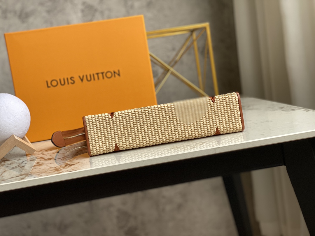 l0*is V*t0n pouch-25x 20 x 5.5cm