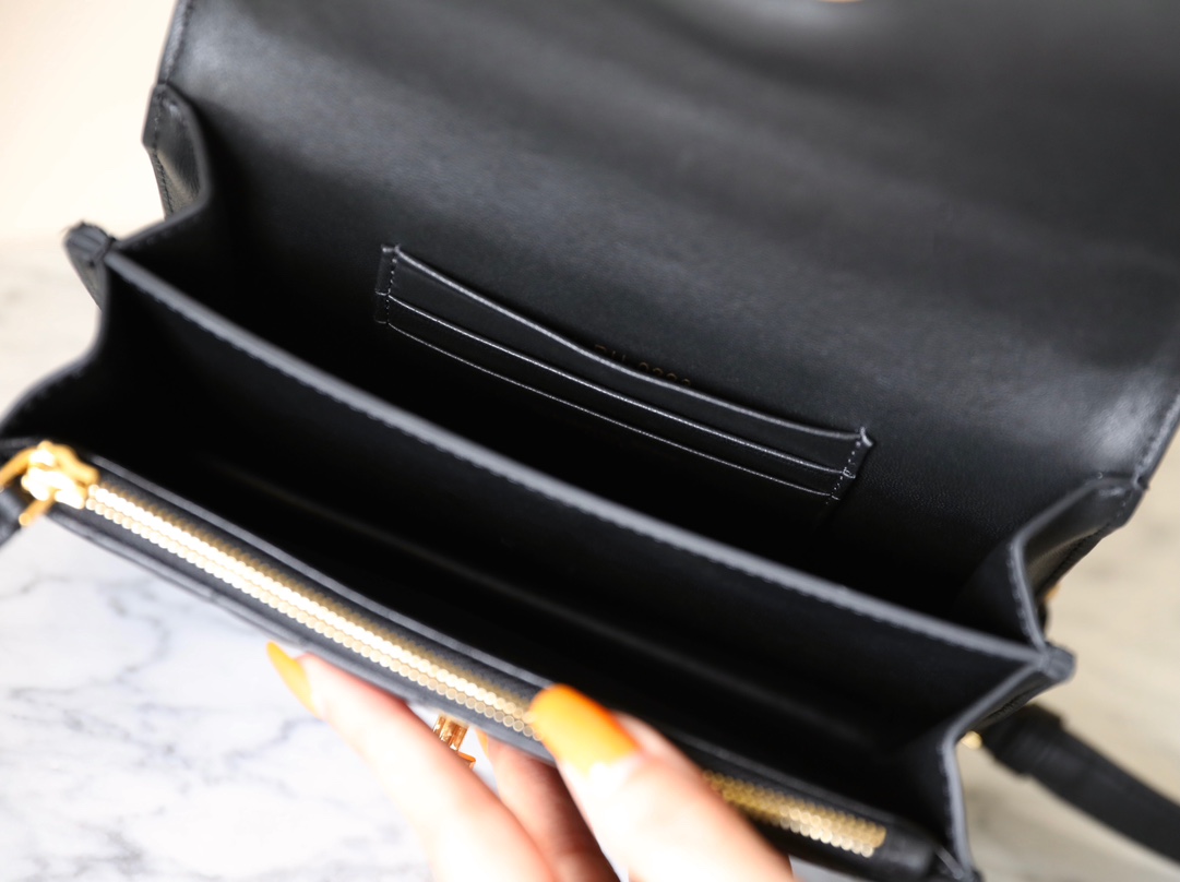 D*or caro bag- 19 x 13 x 5.5cm