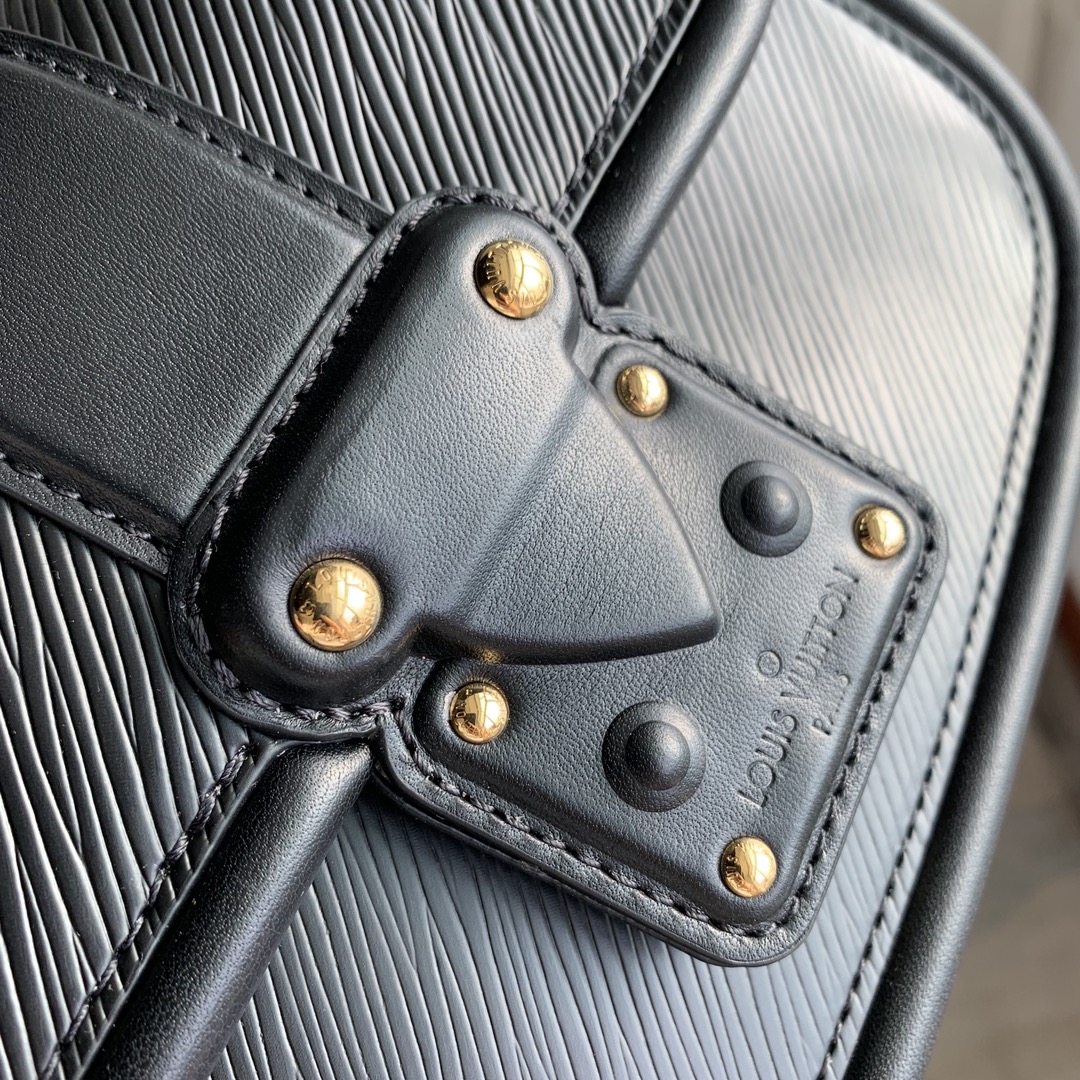 l0*is V*t0n hide & seek bag-21 x 15 x 8cm