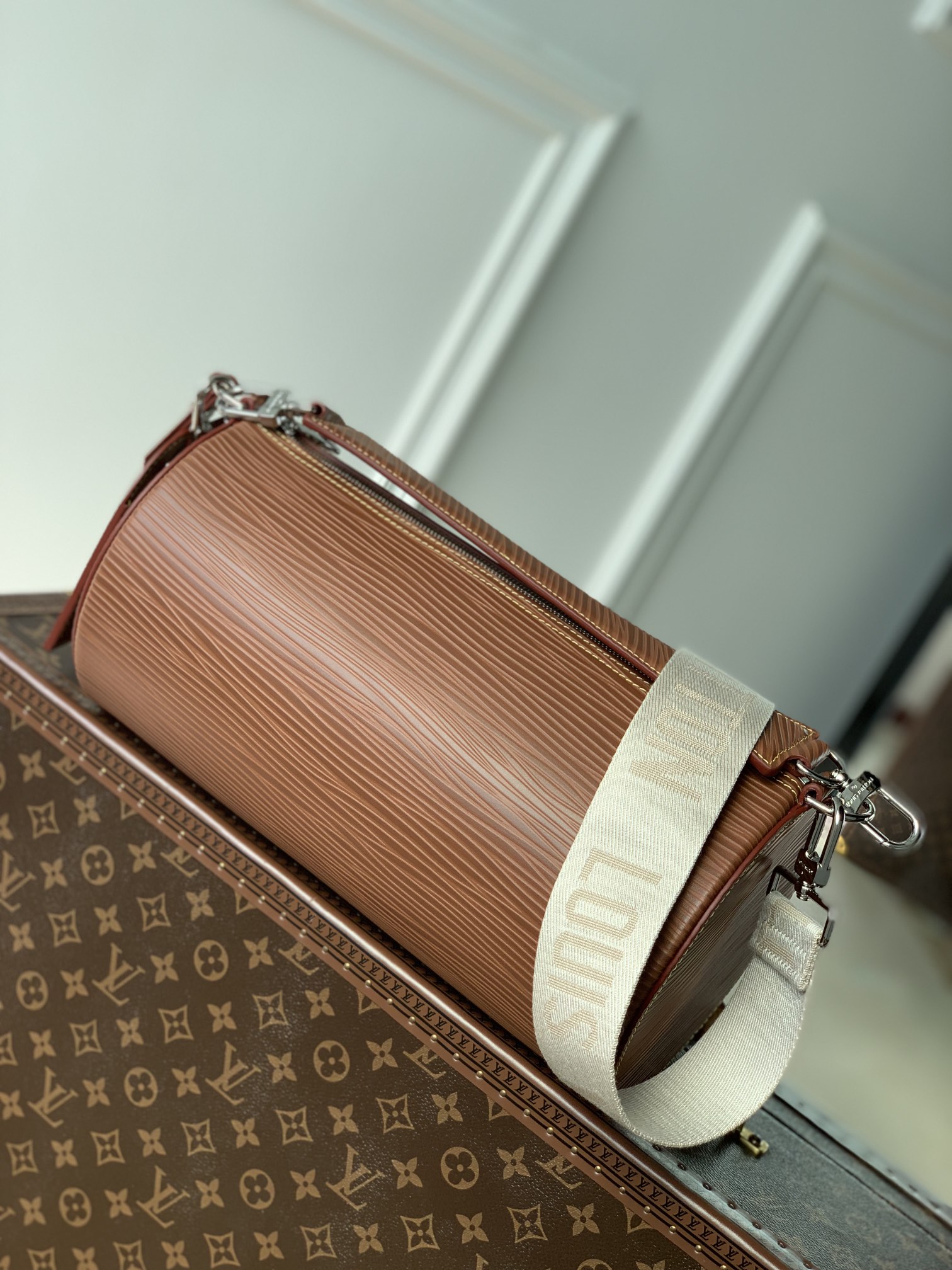 l0*is V*t0n soft polochon bag m46692-27x 15x 15cm