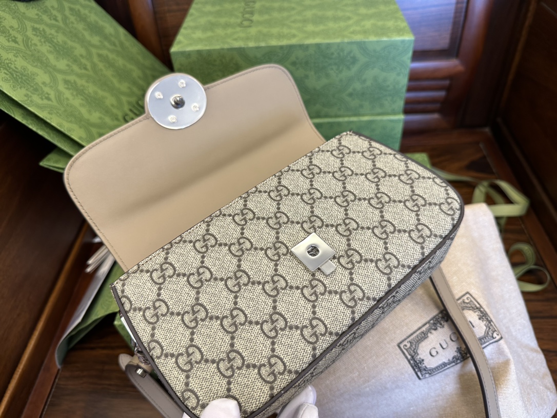 g*u*i gg S*p*e bag-21*10*5cm