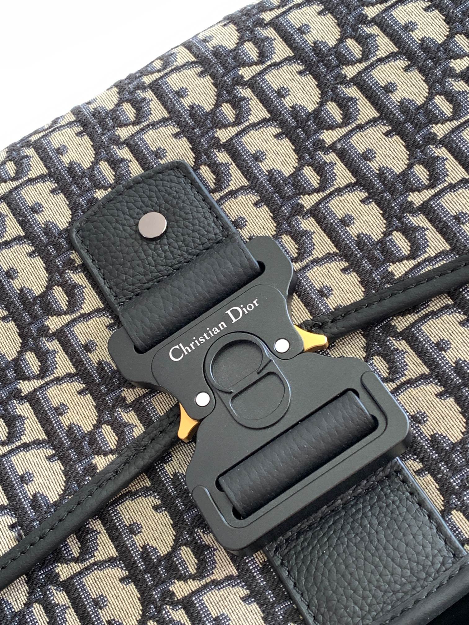 D*or gallop messenger bag-28 x 22 x 7 cm