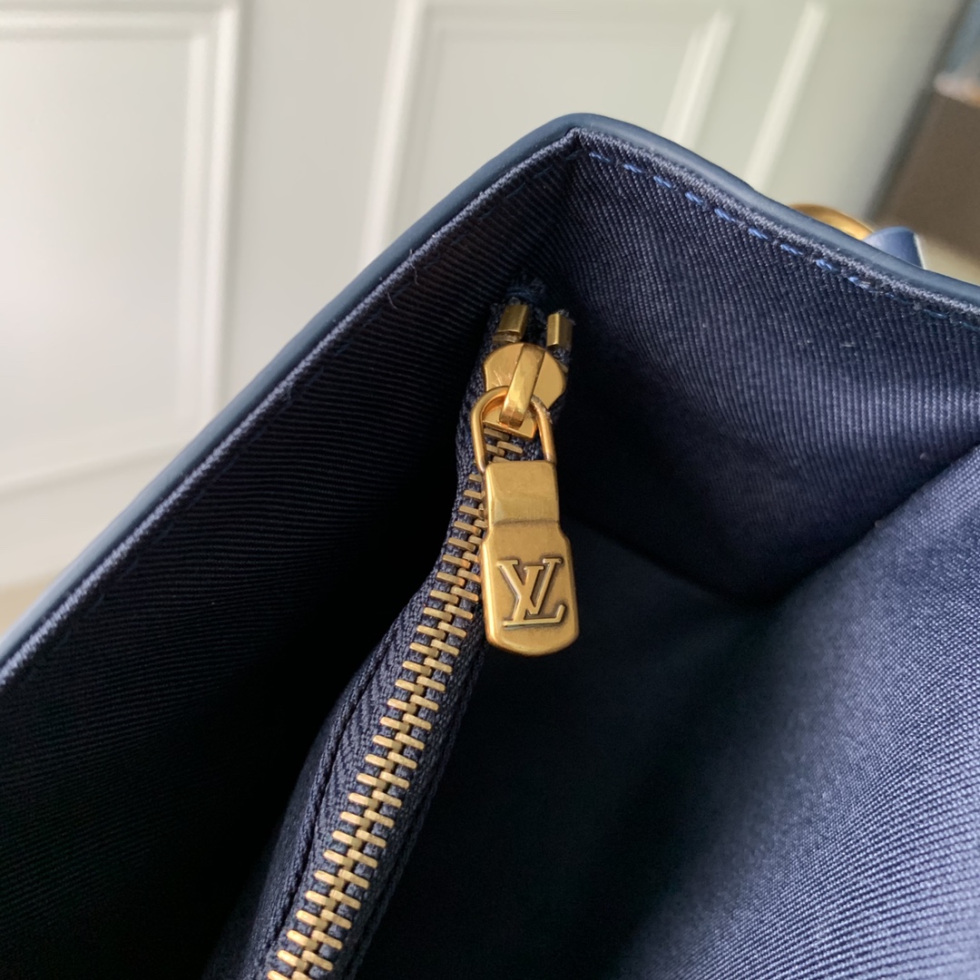 l0*is V*t0n steamer bag-18x 11x 6.5cm