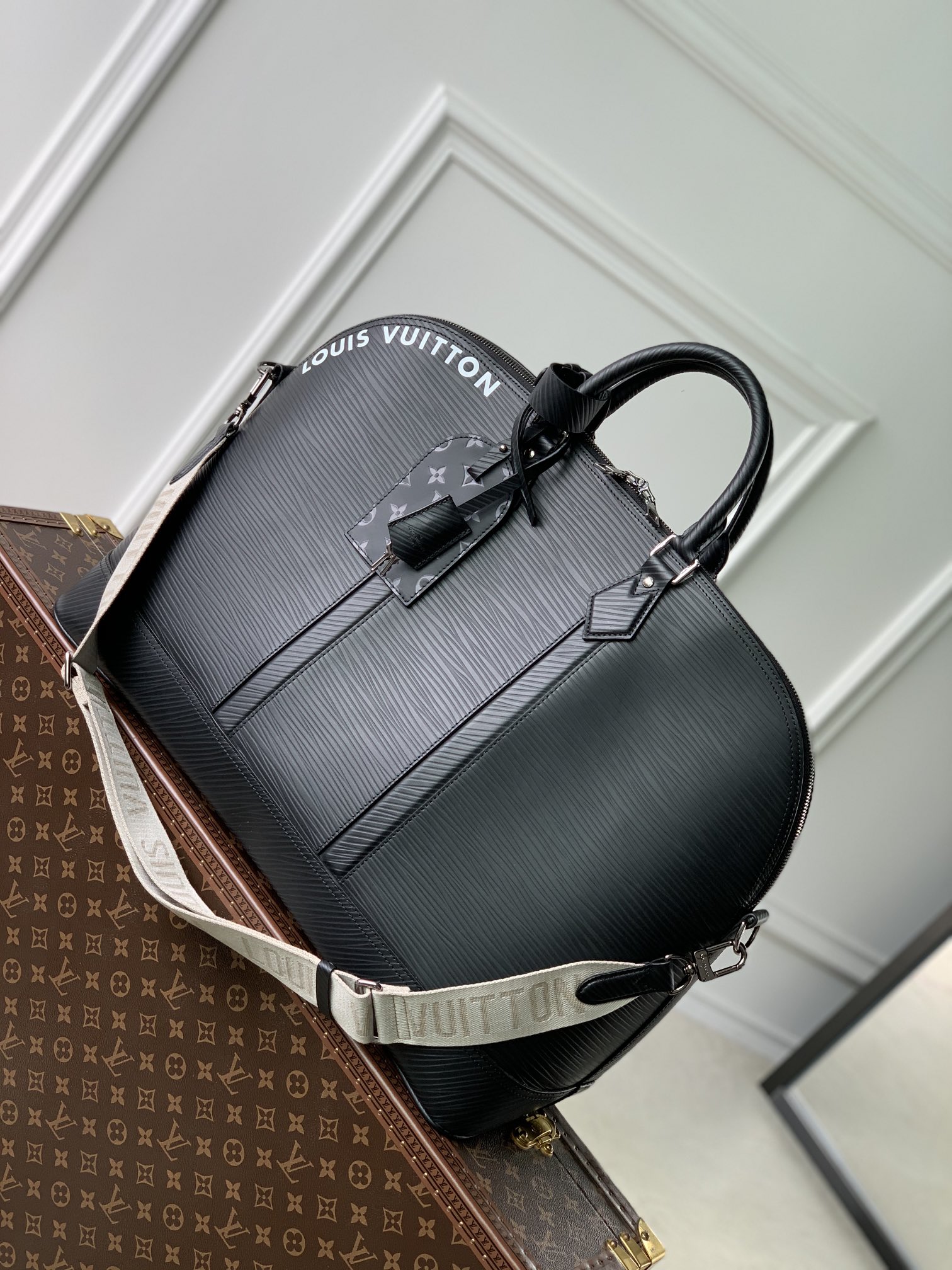 l0*is V*t0n alma travel bag-64 x 42 x 22cm