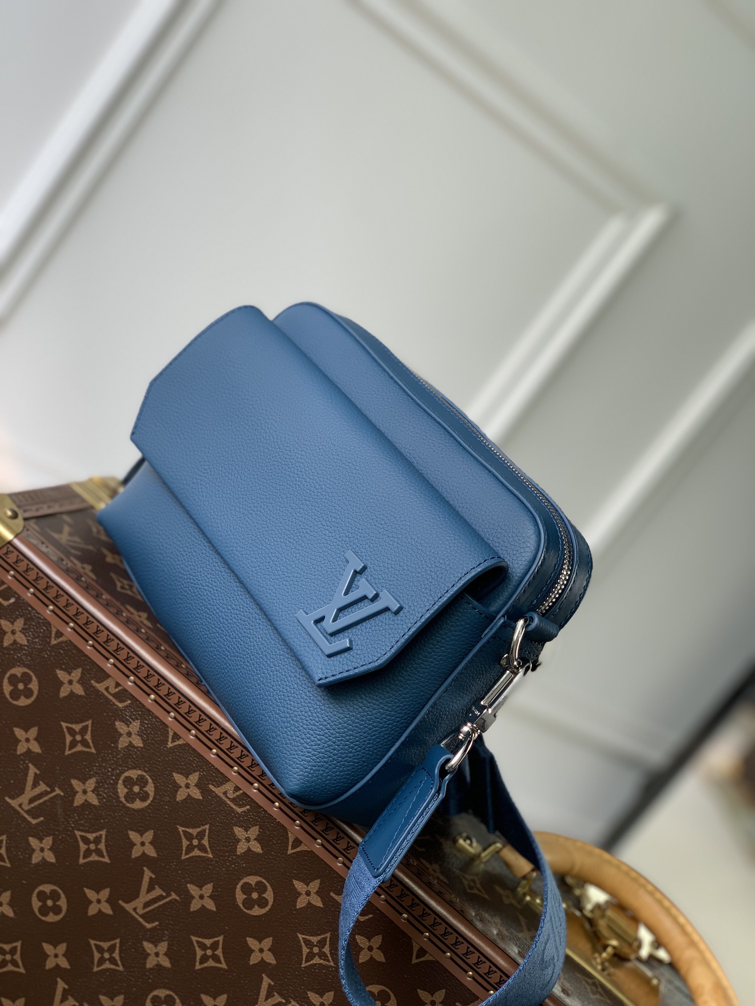 l0*is V*t0n fastline messenger bag-23.5 x 18 x 7cm