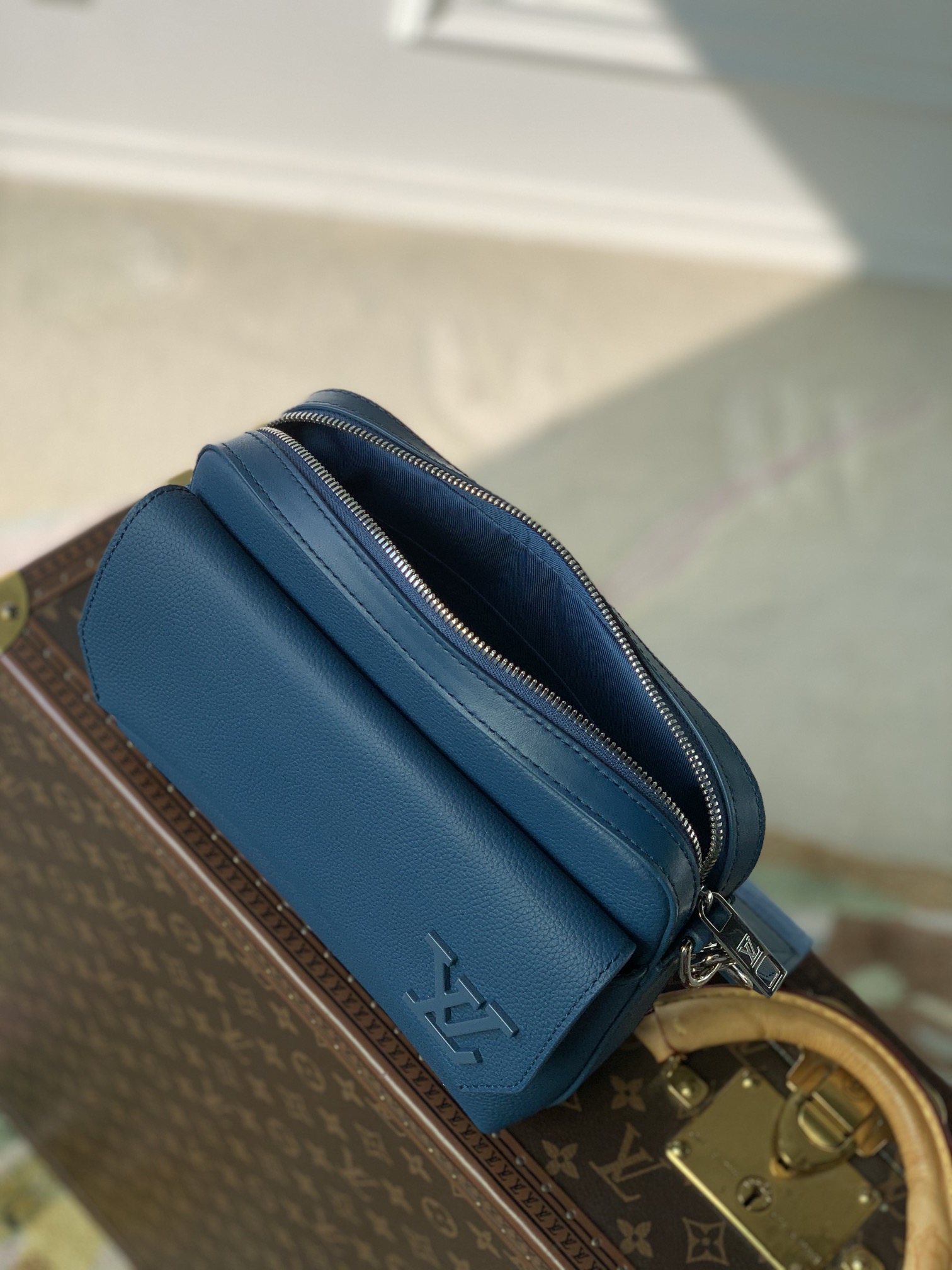 l0*is V*t0n fastline messenger bag-23.5 x 18 x 7cm