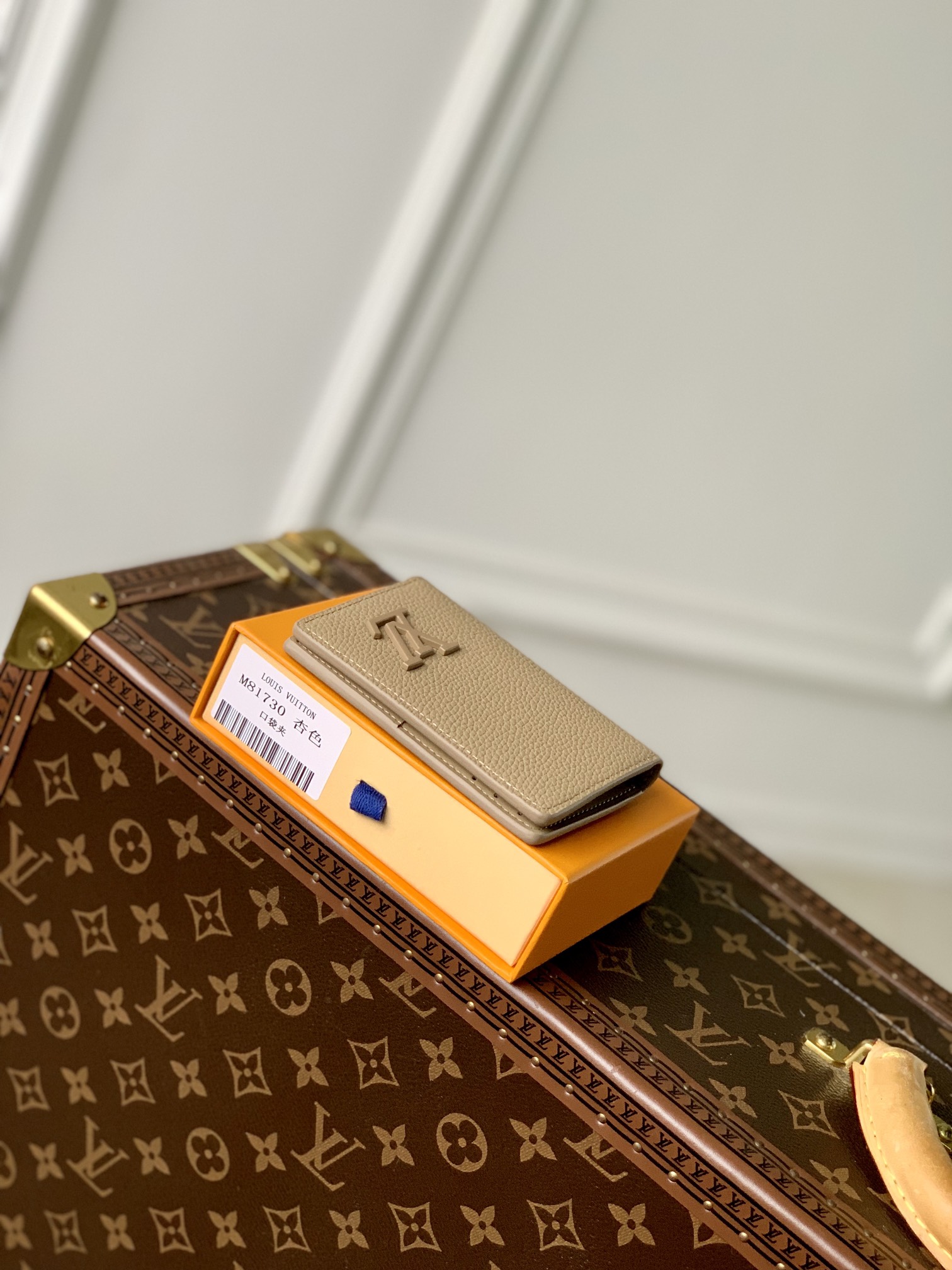 l0*is V*t0n aerogram wallet-8 x 11 x 1cm