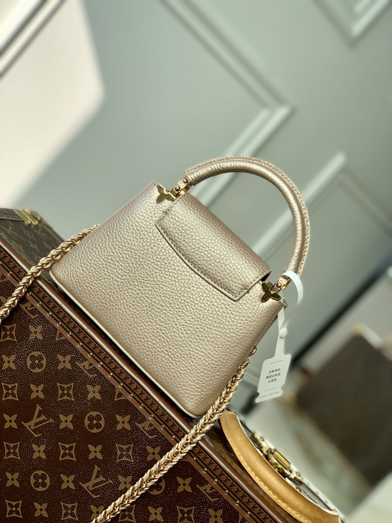 l0*is V*t0n capucines handlebag