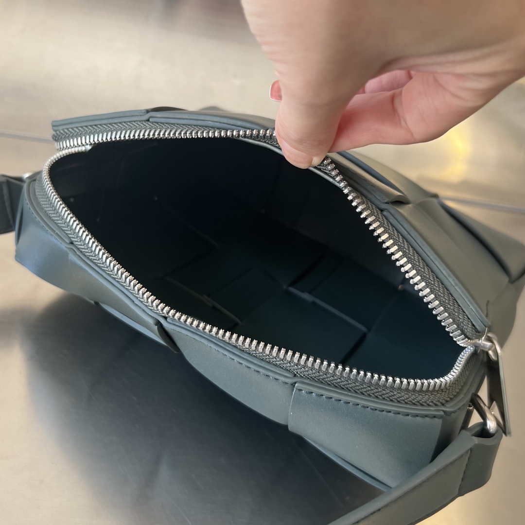 bo*te*ga Ve*ne*ta camera bag-20x15x5cm