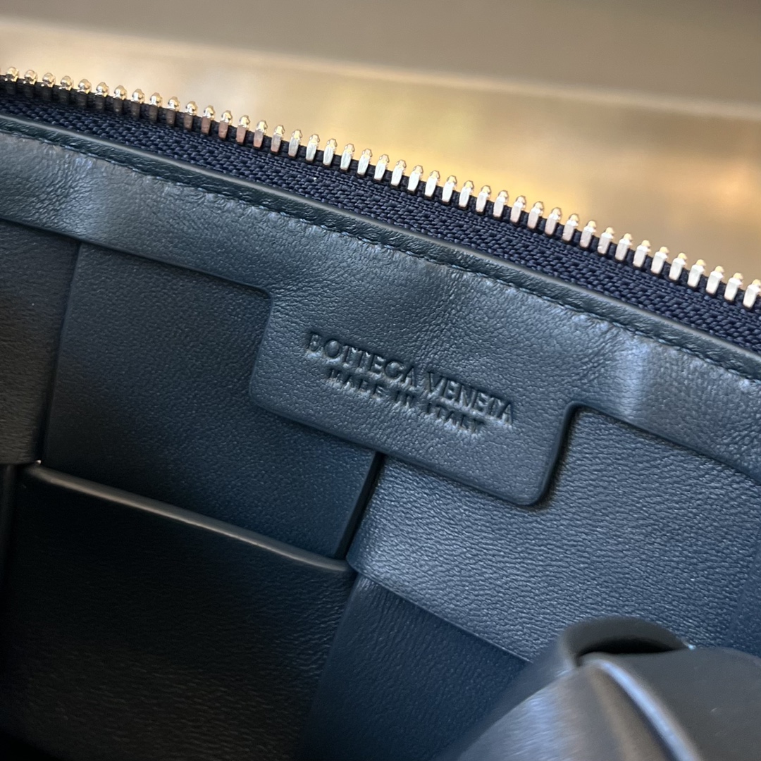 bo*te*ga Ve*ne*ta camera bag-20x15x5cm